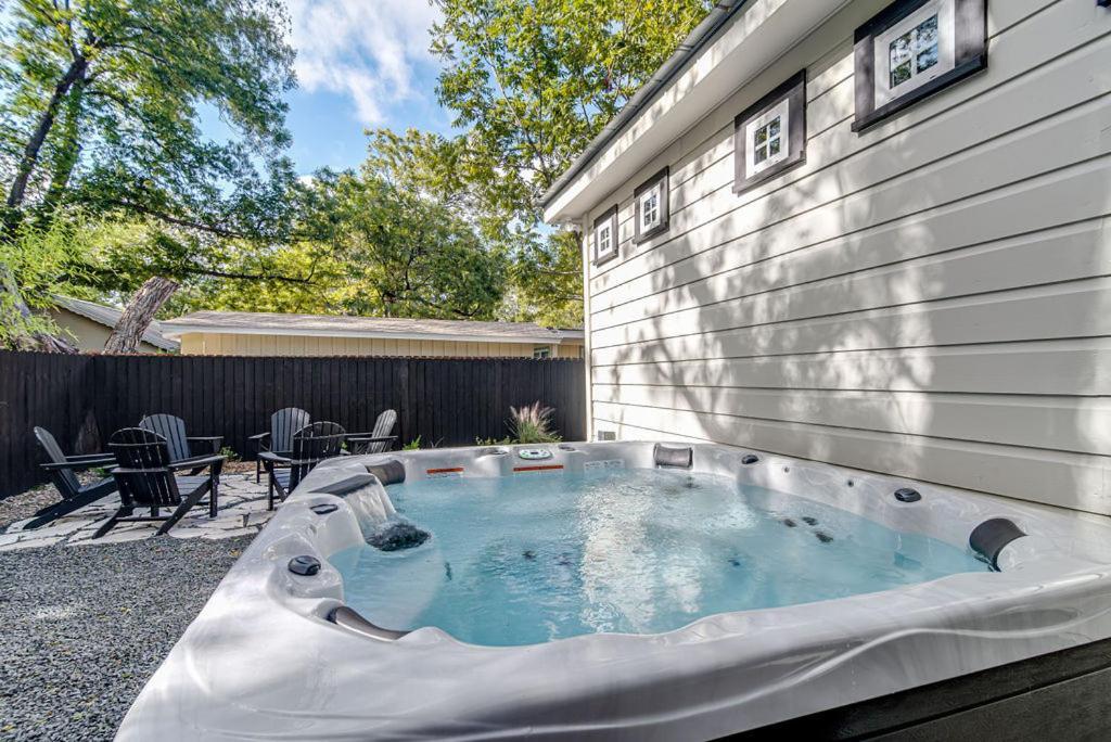 Southern Charm - Near Main With Hot Tub Fredericksburg Exterior photo
