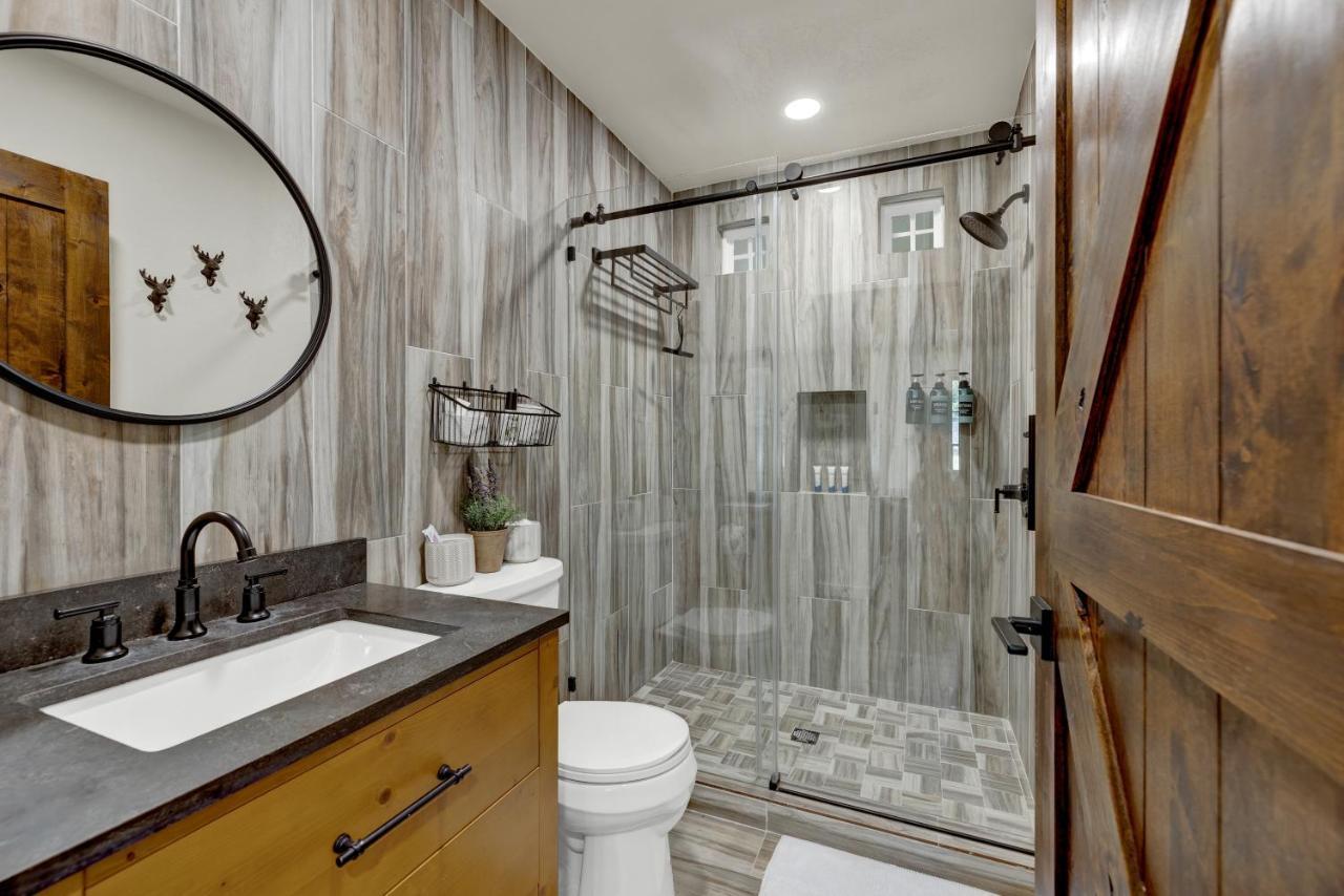 Southern Charm - Near Main With Hot Tub Fredericksburg Exterior photo